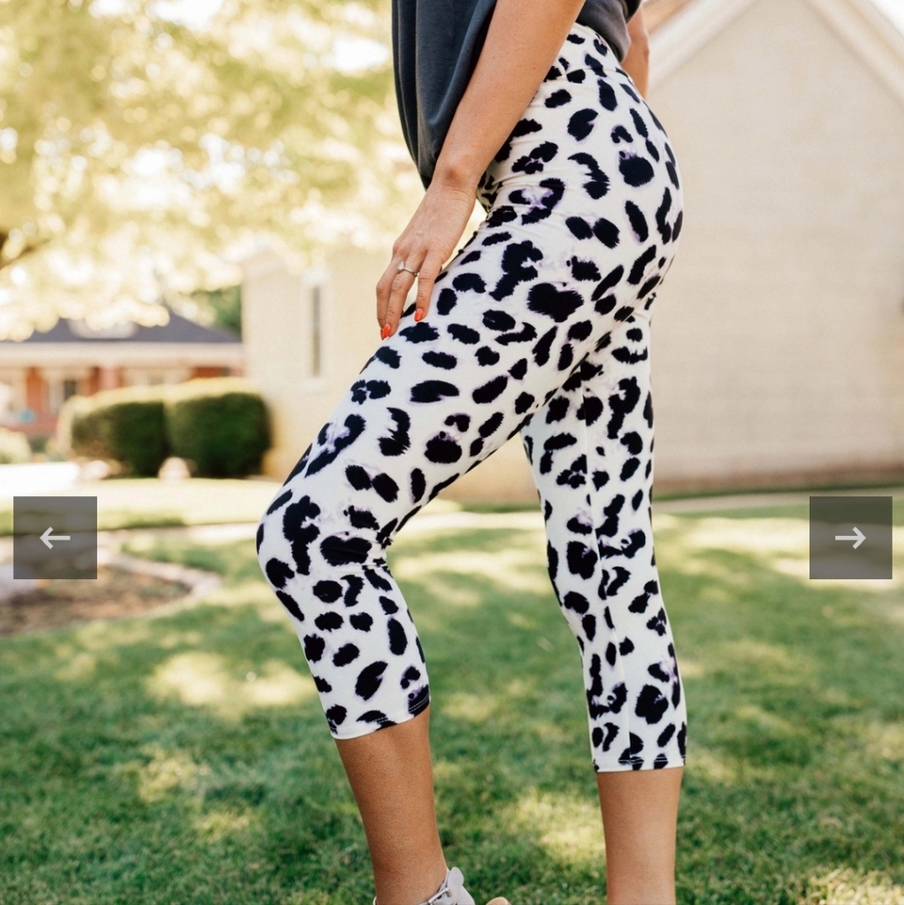 MUST GO! NWOT Snow Leopard Capri Leggings